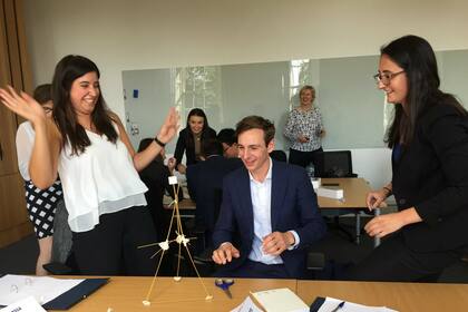 .Canessa (de blanco), en una de las tareas de equipo que mezclan habilidades, técnica y diversión