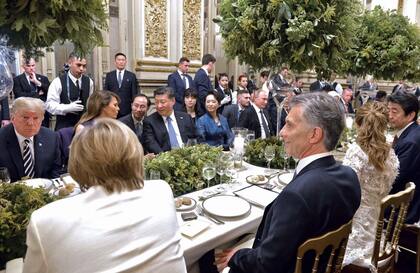 Vista de la larga mesa. Martín Roig se ocupó de ambientar el salón dorado del Colón para la noche del viernes 30. Usó follaje y flores de Misiones a Bariloche en los arreglos que decoraron las mesas. Como toque final, puso hortensias verdes en diferentes tonos.