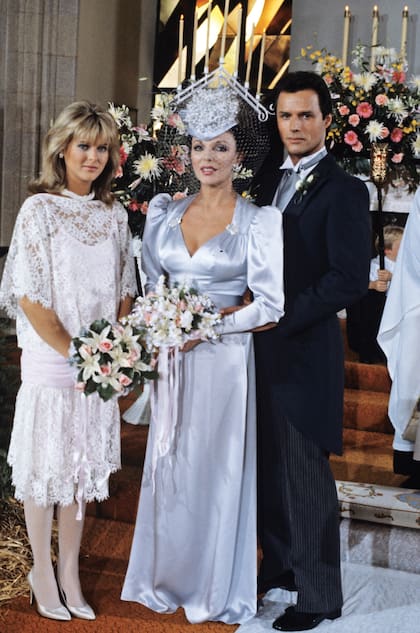 Catherine, a quien vemos junto a Joan Collins y Michael Nader durante la quinta temporada de Dinastía (en 1984), tuvo un gran papel en su rescate y publicó su vivencia en un libro Cautiva: la cruzada de una madre para rescatar a su hija de una terrorífica secta