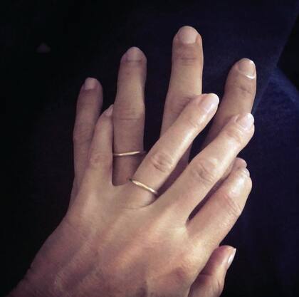Con esta simple imagen de sus manos entrelazadas, la actriz reveló el pasado 29 de septiembre su casamiento con el productor de televisión Brad Falchuk. En abril, la pareja había celebrado su compromiso con una fiesta multitudinaria.