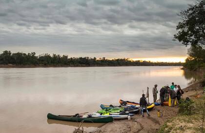 Amanecer sobre el Bermejo (o Teuco) y los aprontes de la inminente salida.