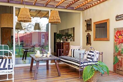 Los camastros de la galería eran las camas de sus hijas, que Gloria modernizó con el tapizado a rayas de las colchonetas.