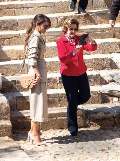 La reina Sonia junto a Rania en su reciente visita oficial a Jordania. De regreso en Oslo, ella y su marido, el Rey Harald, comenzaron una rigurosa cuarentena.
