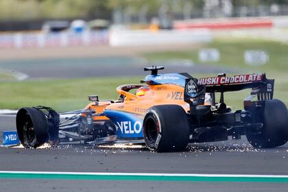 El español Carlos Sainz, de McLaren, otra víctima del Gran Premio de Gran Bretaña; un stint final de 40 vueltas y a un exigente ritmo, las razones que expuso Pirelli del deterioro de los neumáticos