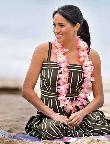 Para esa ocasión, Meghan eligió un vestido a rayas de Martin Grant, collar de Adina Reyter y pendientes de Karen Walker.