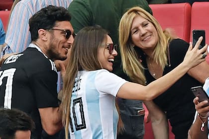 El ex tenista y la modelo estuvieron ubicados en el mismo sector que la familia Messi. Celia, la mamá del 10 de la Selección, saludó efusivamente a Pampita y hasta se sacaron fotos. 