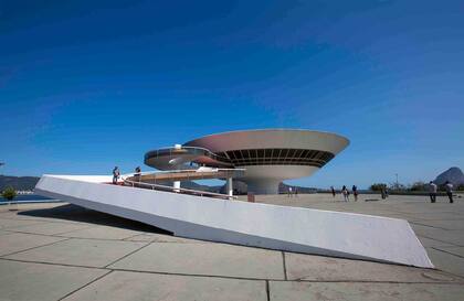De lejos el MAC parece un plato volador suspendido sobre la bahía.