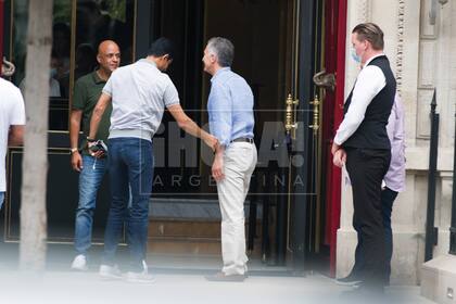Macri se despide del presidente del club de fútbol Paris Saint Germain, Nasser Al-Khelaïfi, considerado uno de los 100 hombres más ricos del mundo, con quien estuvo reunido en el hotel La Réserve.