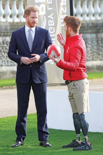 El jueves 16, Harry reapareció en un compromiso institucional como miembro de la realeza: el sorteo de la Copa Mundial de la Liga de Rugby, en Buckingham.