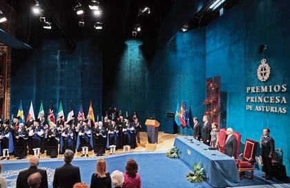 Desde su primera edición en 1981, el rey Felipe (príncipe de Asturias hasta la abdicación de su padre, el rey Juan Carlos, en 2014), preside la ceremonia.