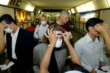 Mascarillas y chequeos médicos podría ser parte integral de los viajes del futuro.