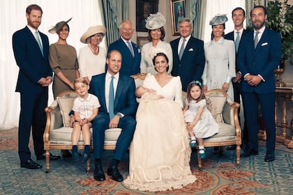 Sentados en un sillón Chippendale, los Cambridge sonríen con sus respectivas familias, integradas por el príncipe Harry y Meghan; Camilla, duquesa de Cornwall, y el príncipe Carlos; y los Middleton: Carole y Michael, los padres de Kate, y sus hermanos: Pippa (con su marido, James Matthews), y James.