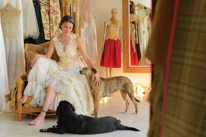 En el local de Casa Rautenberg, su marca de ropa, posa con Linda y Angelita, las perras que adoptó durante su nueva vida en Córdoba