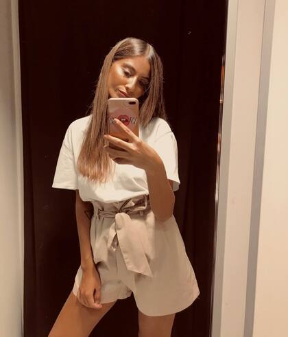 Un equipo de remera y bermuda de tiro alto con lazo es fácil de llevar con este calor