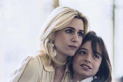 “Marcela tuvo que ser una mujer llena de luz”, dice Anna. Aquí, en una escena de la serie de Netflix junto a Izan Llunas, el cantante y actor español que interpretó a Luismi de chico.