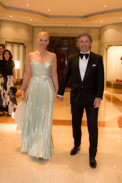 Valeria Mazza, con un vestido de Ménage à trois, y su marido, Alejandro Gravier