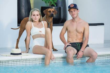 Junto a Ziggy, disfrutan de la pileta. Su casa suele ser el lugar de encuentro para amigos y familiares cada vez que regresan de algún viaje en el exterior.