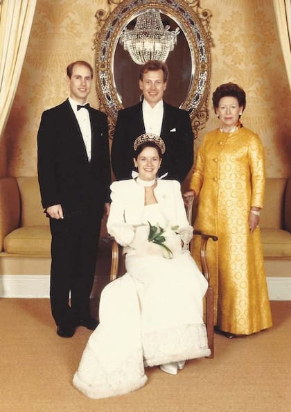 En abril de 1994, el primo de la Reina se casó con Penny Thompson. A la boda asistieron el príncipe Eduardo y la princesa Ana y fueron la tapa de Hello!.