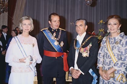 Los reyes Juan Carlos y Sofía de España posan junto a los emperadores de Irán durante una vista oficial a Teherán, en 1978.