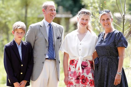 El príncipe Eduardo, su mujer y sus hijos, Luisa y James, durante una visita al zoológico de Bristol en julio de 2019. 