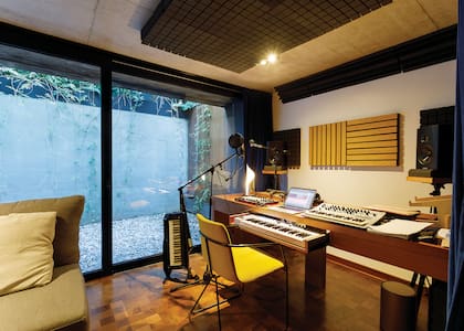 En el subsuelo se encuentra el estudio, que -como corresponde a un hogar de músicos- está perfectamente equipado y acustizado.