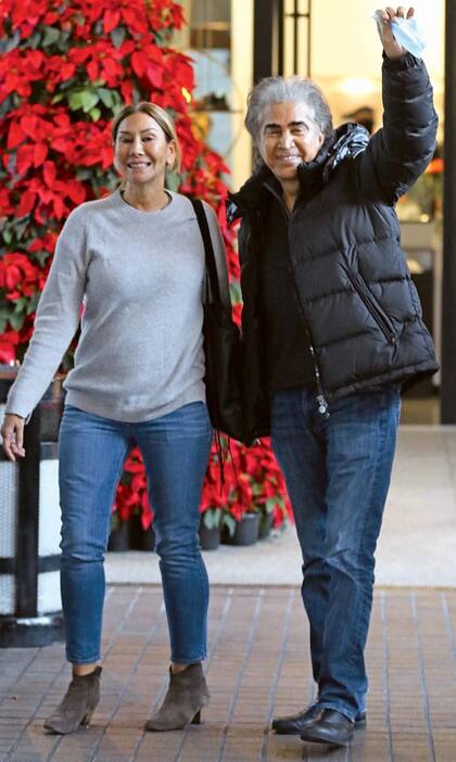 El cantante fue sorprendido por los fotógrafos mientras recorría Bal Harbour en compañía de su mujer, Carolina Pérez