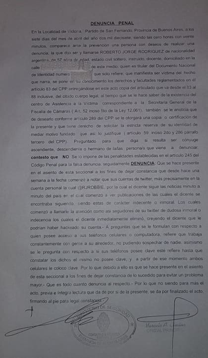 El profesor Rodríguez declaró que su cuenta de Twitter fue hackeada e intervenida con contenido "de carácter indecente".