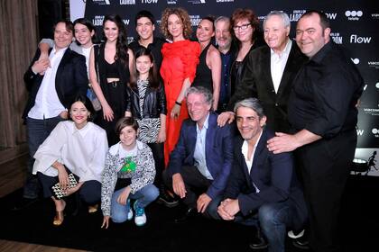 Gran parte del elenco de la nueva ficción de suspenso de Telefé. Todos posaron sonrientes, en una velada muy divertida