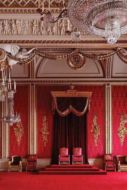 El Salón del Trono, en el Palacio de Buckingham. La silla con el monograma EIIR (Elizabeth II Regina) es la que usó Su Majestad en su coronación, en 1953. En este salón posaron Diana y Carlos y Kate y William el día que se casaron. 