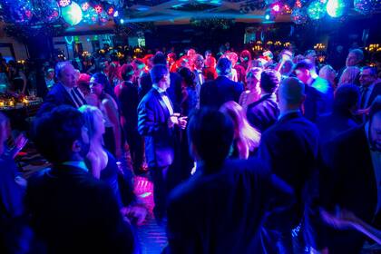 Pasadas las diez de la noche los trescientos invitados abrieron la pista de baile al ritmo del dj,Héctor Suasnábar