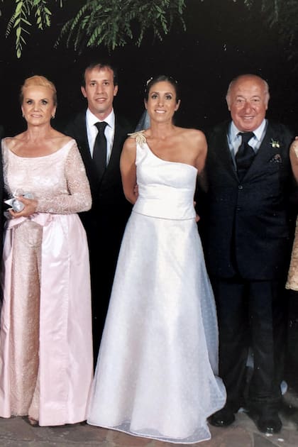 En 2012, en el casamiento de su hija Belén con Sebastián Blaiotta, y su ex marido Alfredo.