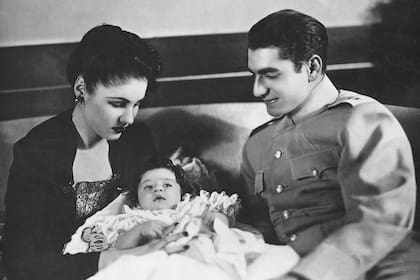 Felices, los Reyes le dan la bienvenida a la princesa Shahnaz, que nació el 27 de octubre de 1940. Se divorciaron en 1948. 