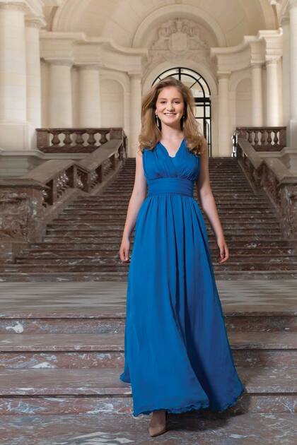Considerada el nuevo ícono de estilo royal de su generación, cada vez que acompaña a sus padres todas las miradas recaen sobre ella, no sólo por lo que lleva puesto y su belleza, sino por su aplomo y soltura con la que ya se maneja.