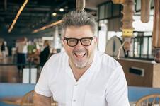 Donato De Santis cocina un plato campesino de Italia y un dulce clásico sin gluten