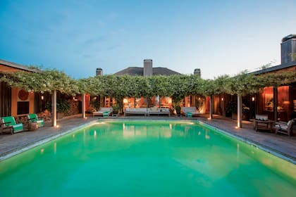 La estrella de la casa es la galería interior, dominada por una pileta al reparo del viento y un frondoso jazmín de leche que corona las columnas y perfuma el espacio