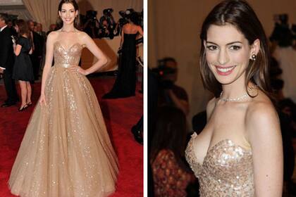 Escote corazón y mucho brillo, las claves de Anne Hathaway para deslumbrar.