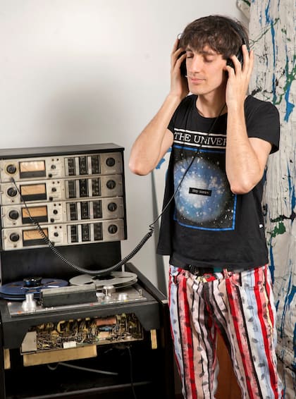 “Me gusta lookearme para mis shows. Pero si voy a un cumpleaños me visto tranqui porque ahí el que tiene que llamar la atención es el homenajeado”, opina el músico, que hace una mezcla de “rock roll y blues con estética punk”.