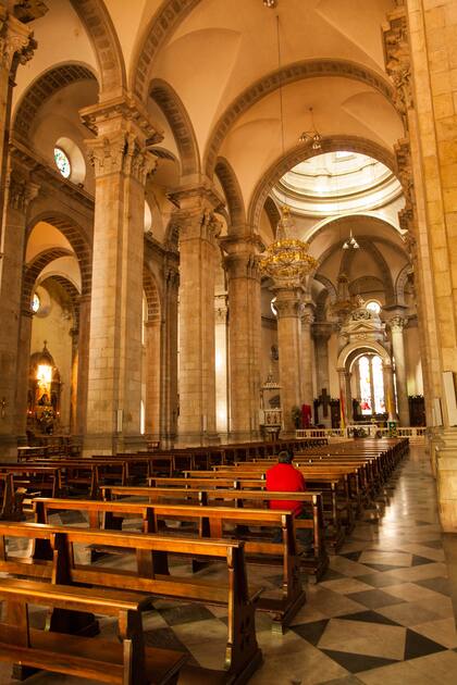  Interior de la catedral metropolitana Nuestra Señora de La Paz (1835), construida en estilo neoclásico.