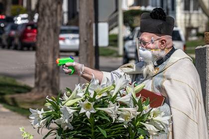 ¡Todos bendecidos! Gracias a la pistola de agua, el sacerdote pudo darle la bendición a sus feligreses