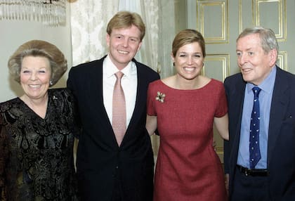 Beatriz y Guillermo Alejandro lucharon por sus amores, Claus y Máxima. Acá, los cuatro sonríen durante la fiesta de compromiso de los actuales Reyes de Holanda.