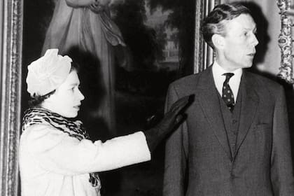 La Reina visita el Instituto de Arte Courtauld, de la Universidad de Londres, junto a Anthony Blunt. El 16 de noviembre de 1979, Blunt, que era su asesor en arte, fue expuesto como espía soviético y parte del famoso Anillo de espías de Cambridge