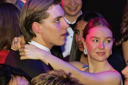 Los más jóvenes, Alexandra y Ben, se sumaron a la pista de baile y se mostraron cariñosos.