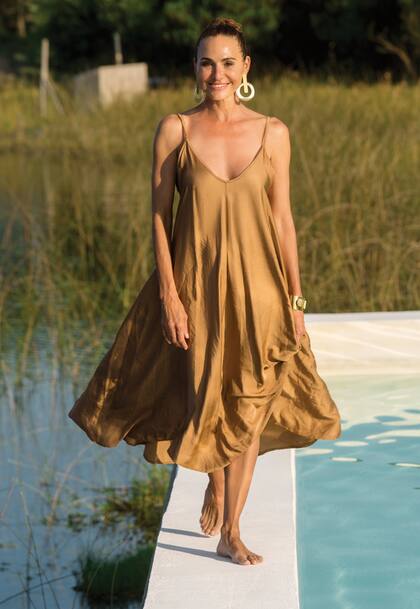 La actriz posó en el club house de Laguna Escondida, el barrio cerrado donde se instaló a fin de año con Ariel Polaco, su novio desde hace casi cuatro años, y sus hijos. Inti, su heredero, prefirió festejar Año Nuevo con su novia, Luli, y después voló al sur para pasar las vacaciones con su papá.