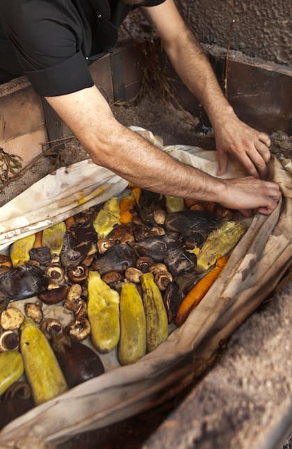 Vegetales cocidos al calor de las piedras del curanto.