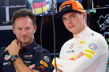 Christian Horner junto a su piloto estrella Max Verstappen; el líder de Red Bull Racing señaló que las nuevas medidas dejarán cesante a un grupo de trabajadores 
