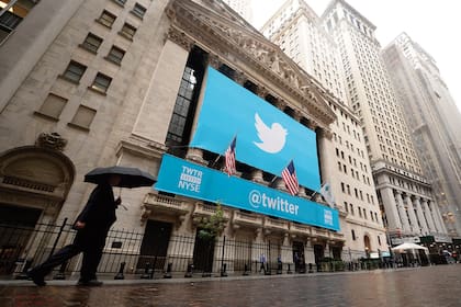 El logo de Twitter en la bolsa de Nueva York.