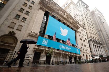 El logo de Twitter en la bolsa de Nueva York.
