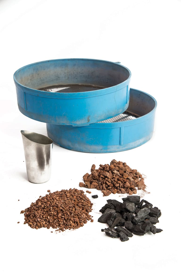 A partir de semillas, gajos o acodos se puede lograr una planta. Se usan zarandas para separar por tamaño los granos, copa para colocar el sustrato, puzolana y carbón vegetal.
Fotos: Inés Clusellas