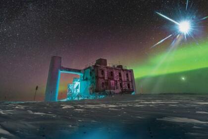 Sobre la superficie antártica se ve solamente el laboratorio de IceCube, debajo están los detectores del telescopio de neutrinos en un kilómetro cúbico de hielo