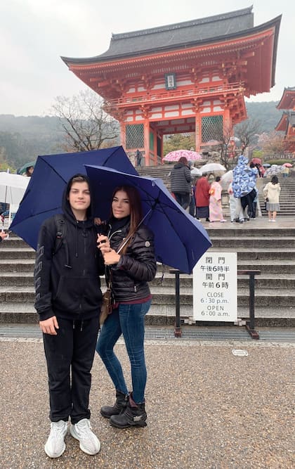 Luca y Zulemita durante su viaje a Japón: el joven es fanático de la cultura oriental 